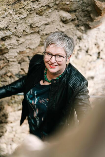 Der neue Eifel-Krimi „Vertrau mir nicht“ von Andrea Revers entführt die pensionierte Kommissarin Frederike Suttner an Bord eines Mosel-Kreuzfahrtschiffes. Eine Premierenlesung findet am 2. September in Bad Münstereifel statt.  | Foto: KBV-Verlag/pp/Agentur ProfiPress
