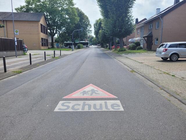 Der Weg zur Anton-Heinen-Schule soll mit dem neuen Schutzstreifen besonders für die jungen Fahrradfahrer sicherer werden. | Foto: Stadt Bedburg