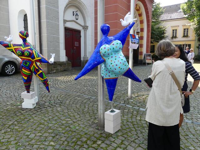 Die Friedens-Nanas vor der Kirche erregten Aufsehen und veranlassten häufig ein nettes Gespräch.  | Foto: Gast