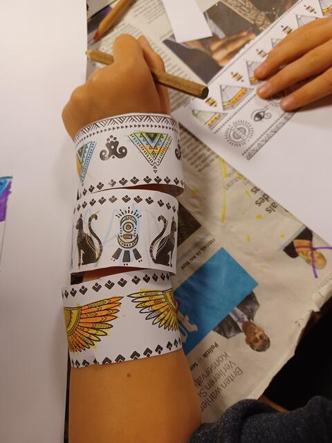 Teile der Kostüme wurden von den Kindern selber gebastelt.  | Foto: Julia Oligmüller