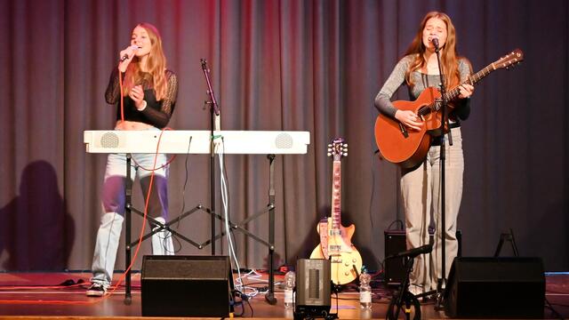 Obwohl Jule und Nori derzeit an der Veröffentlichung ihres neuen Songs arbeiten, fanden die beiden Zeit für einen tollen Auftritt in Eitorf. | Foto: Herkenrath