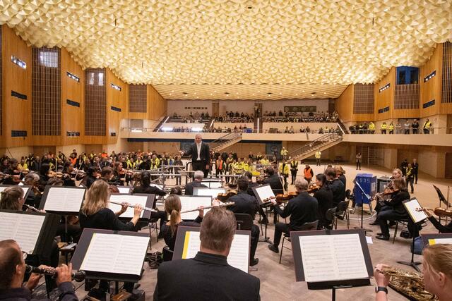 Unter Leitung von Generalmusikdirektor Dirk Kaftan gaben 60 Mitglieder des Beethoven Orchesters Bonn ein Baustellenkonzert im Großen Saal der Beethovenhalle.  | Foto: Sascha Engst/Bundesstadt Bonn