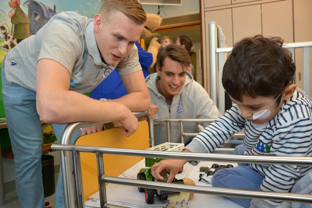 Fröhliche Gesichter beim Besuch der VfL-Stars auf der Kinderstation.  | Foto: © Klinikum Oberberg
