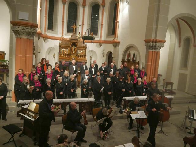Das Adventskonzert im Siegtaldom war der Auftakt zum 150. Jubiläumsjahr des Kirchenchores St. Cäcilia Dattenfeld.  | Foto: Sylvia Schmidt