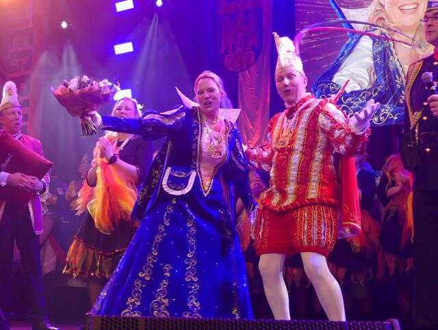 Ausgelassen tanzte das frisch gebackene Prinzenpaar nach der Proklamation auf der Bühne.  | Foto: Gast