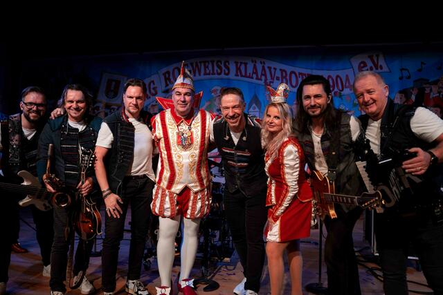 Das Aegidienberger Prinzenpaar mit den „Höhnern“. | Foto: KG Klääv Botz