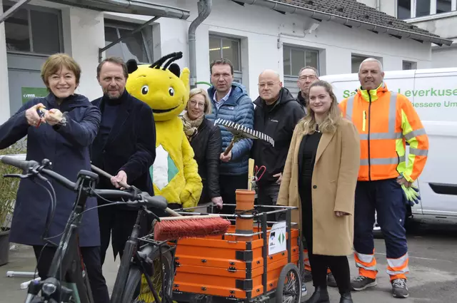WIR für unsere Stadt ist Teamarbeit - das zeigen: Britta Demmer (von links) , NaturGut Ophoven, Oberbürgermeister Uwe Richrath, Angelika Orttmann, JSL, Alexander Lünenbach, Beigeordneter für Bürger, Umwelt, Soziales, Thomas Schorn, Geschäftsführer JSL, Markus Schrader, JSL, Laura Schorn, AVEA und Markus Schrader JSL.  | Foto: Stadt Leverkusen
