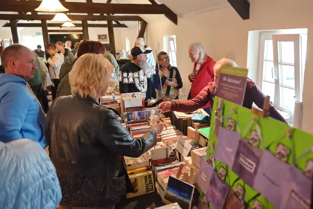 Viele Besucher kamen den ganzen Tag über und ergatterten das eine oder andere Schnäppchen an den Tischen. | Foto: Herkenrath