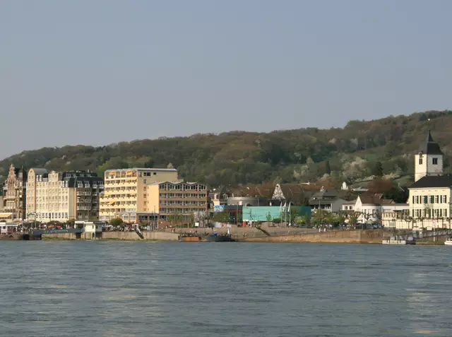 Die Rheinpromenade in Königswinter blickt auf eine wechselvolle Geschichte was die Gebäudenutzungen anbelangt. Das blaue Gebäude bildmittig ist das ehemalige Sea Life Center. | Foto: Zumbusch