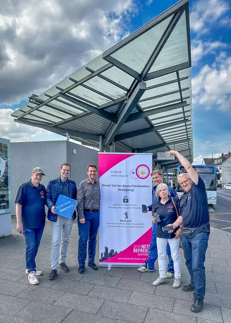 Freuen sich über das kostenlose Internet am Busbahnhof (von links): Claus Marxmeier (Freifunk Rhein-Sieg), Fabian Wagner (Leiter Stabsstelle Digitalisierung), Bürgermeister Alexander Biber, Michael Parot, Christine Groß, Andreas Groß (alle Freifunk).  | Foto: Stadt Troisdorf