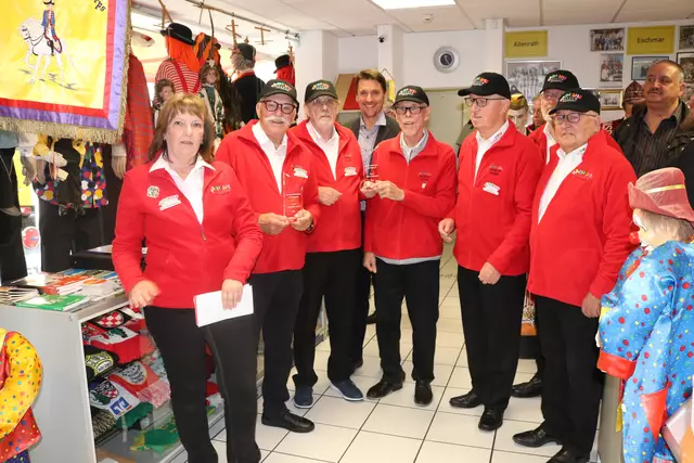 Bestens aufgelegt war der Vorstand (in Rot) bei der Jubiläumsfeier des Troisdorfer Karnevalsmuseums (von links): Karin Schmidberger,  Dieter Gattinger, Hans Dahl (1.Vorsitzender), Bürgermeister Alexander Biber, Holger Bultmann, Hajo Steimel (2. Vorsitzender), Roger Bourlet und Dieter Bastian.  | Foto: Kaiser