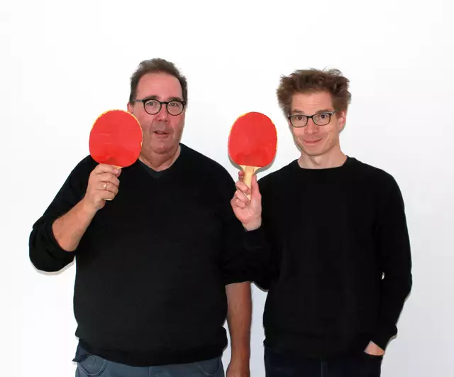 David Jacobs (l). und René Klammer treten am 13. Mai ab 19 Uhr im Trinkpavillon zum literarischen Ping-Pong an – und werden an diesem Abend von Bert Brune unter stützt.  | Foto: Veranstalter
