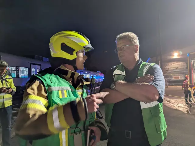 Simon Lanzerath (links) und Ulrich Breuer tauschten Informationen zum Übungsgeschehen aus.  | Foto: fes