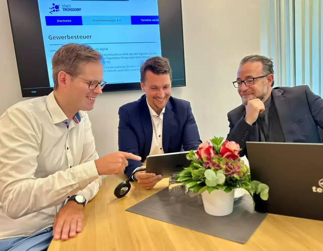 Präsentieren das Serviceportal der Stadt Troisorf (von links): Fabian Wagner (Stabsstelle Digitalisierung), Bürgermeister Alexander Biber, Ismail H. Yildiz (IT-Leiter).  | Foto: Stadt Troisdorf