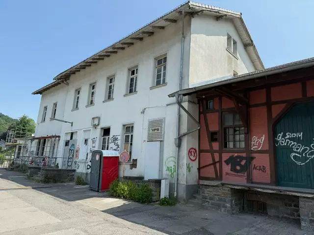 Das Bahnhofsgebäude und die Güterhalle in Ründeroth sollen saniert werden.  | Foto: Dr. G. Karthaus