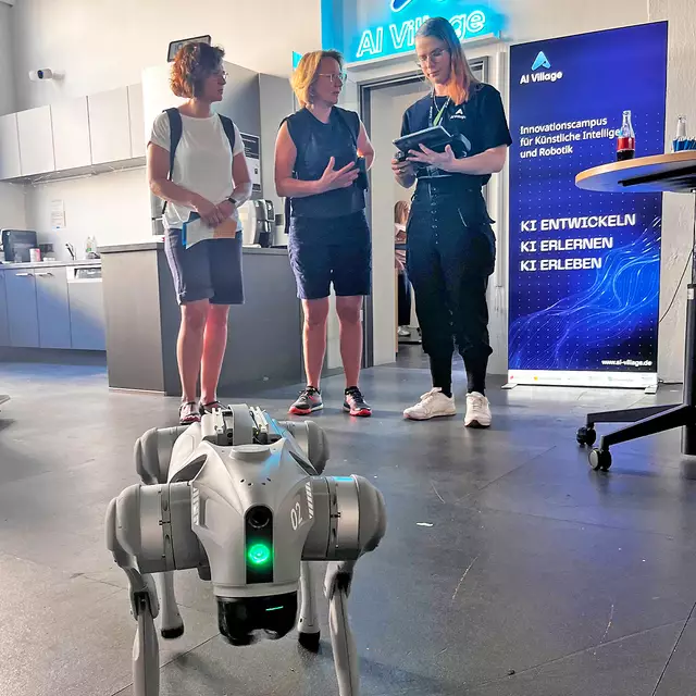 AI Village Data Scientistin Freya Holthaus bei der Vorführung des Roboterhundes „Go2“ von Unitree Robotics.  | Foto: AI Villages