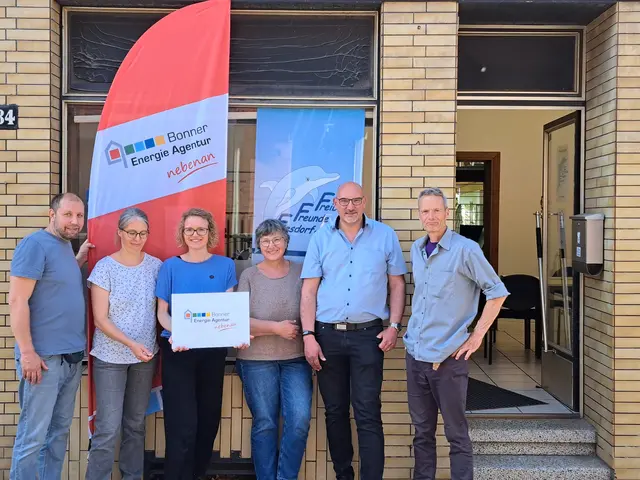 v.l.n.r: Dominique Schäfer (Energieberater BEA nebenan), Cornelia Kirchner (Netzwerkerin BEA nebenan), Linda Robens (Koordination Quartiersbüros), Maren Henke (Freibad Freund Friesdorf e.V.), Rafael Röger (Freibad Freund Friesdorf e.V.); Axel Denecke, BEA-Energieberater)  | Foto: Bonner Energie Agentur e.V.