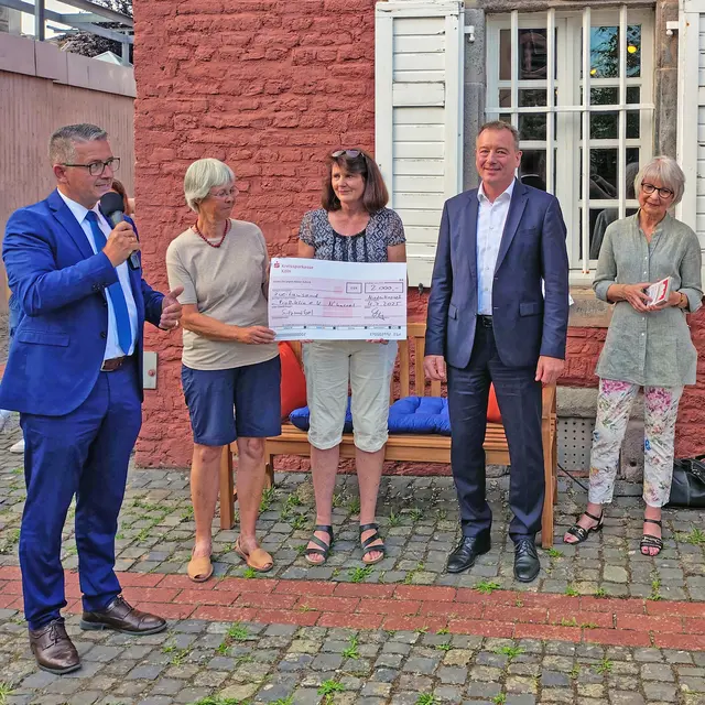 Ein Scheck für die Bücherei Süd: Markus Thüren, Helga Passing, Doro Stugg, Holger Steffens und Elke Reusch (v.l.n.r.) | Foto: probiblio