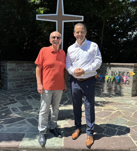 Jubiläumsfeier am Ehrenmal in Dansweiler: Walter Lugt (l.), der die Gäste auf eine geschichtliche Zeitreise rund um das Ehrenmal mitnahm, und Bürgermeister Frank Keppeler.  | Foto: Stadt Pulheim