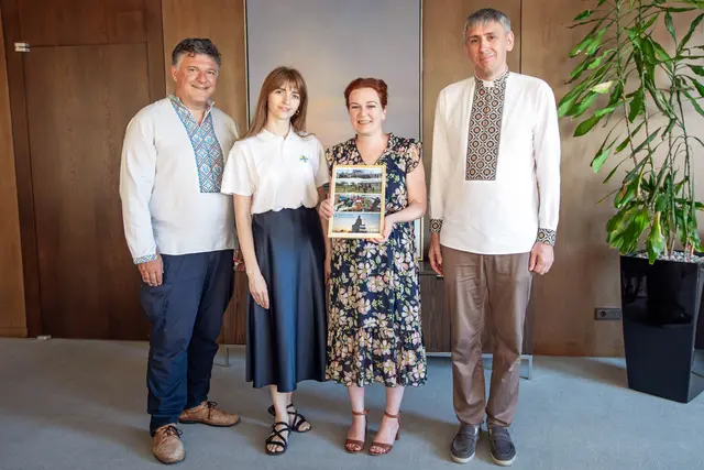 Dechant Pater Ihor Makar (r.) und seine Frau Mariia Makar besuchten Oberbürgermeisterin Katja Dörner, um über die humanitäre Situation in Cherson zu sprechen. Dolmetscher Stefan Mironjuk (l.) unterstützte das Gespräch.  | Foto: Sascha Engst/Bundesstadt Bonn
