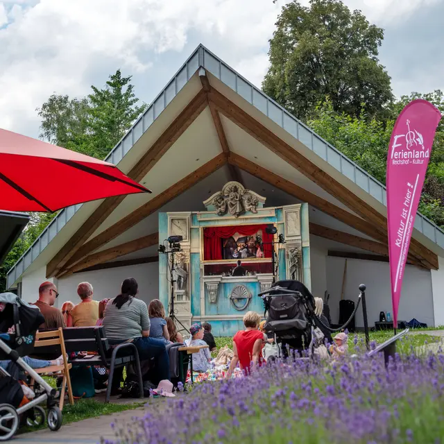Zum Open-Air-Puppentheater sind nicht nur Kinder eingeladen.  | Foto: © druckreif-medien.de