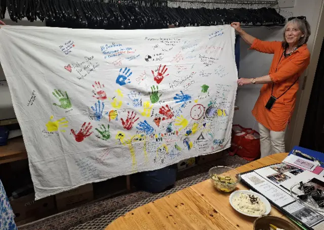 Mit guten Wünschen für die Zukunft der Kleiderstube verewigten sich die Gäste auf einer Tischdecke. | Foto: Kleiderstube