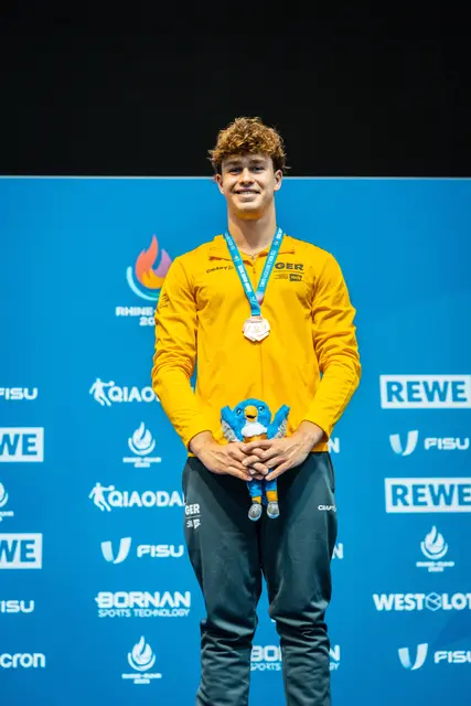 Stolz und glücklich präsentiert Tim Axer seine Bromnzemedaille. | Foto: Luca Uloth_adh