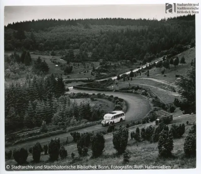 Ein BVG-Bus auf der Steilstrecke der Nordschleife im Jahr 1938.  | Foto: Ruth Hallensleben / Bonner Stadtarchiv