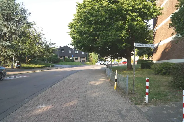 Im Kurvenbereich der Kapfenberger Straße 40 sollen auf dem Gehweg in der Nähe zur Fahrbahn mobile, linksweisende Schraffenbaken aufgestellt werden.  | Foto: Stadt Frechen