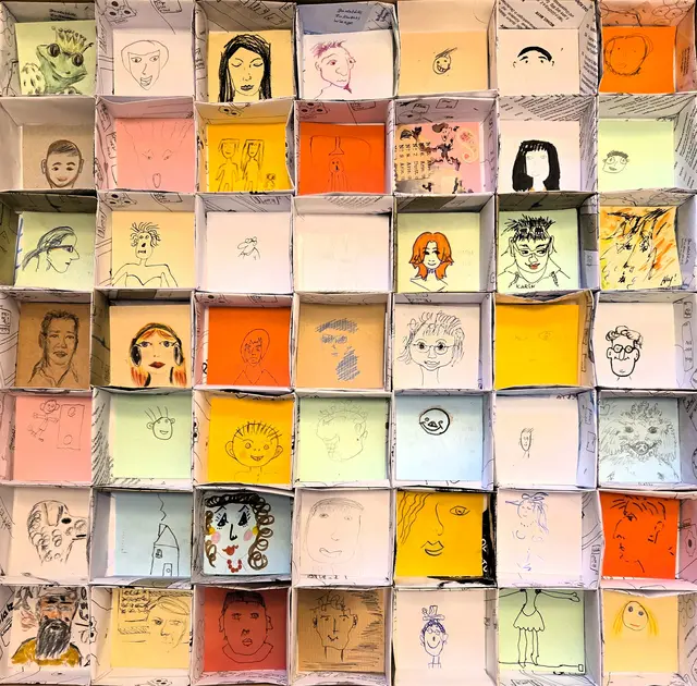 Und? Wer erkennt sein eigenes Werk wieder? Die Ausstellung „Von Angesicht zu Angesicht“ im Rathaus zeigt Werke von Besuchern der Wessinale, die bei dem Kunstprojekt von Rose Schreiber und Michael Mayr mitgemacht haben. Aufgrund der hohen Besucherzahlen wurde die Ausstellung verlängert und kann nun noch bis 25. September im neuen Rathaus besichtigt werden. | Foto: © 2025 Rose Schreiber/Michael Mayr
