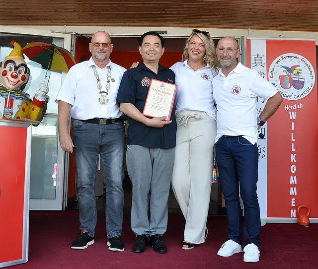 Jeck im Sunnesching (von links) beim Sommertreff: Ulrich Rehbann, Jin Jian Shu, Denise Schade und Michael Zöllner.  | Foto: fes