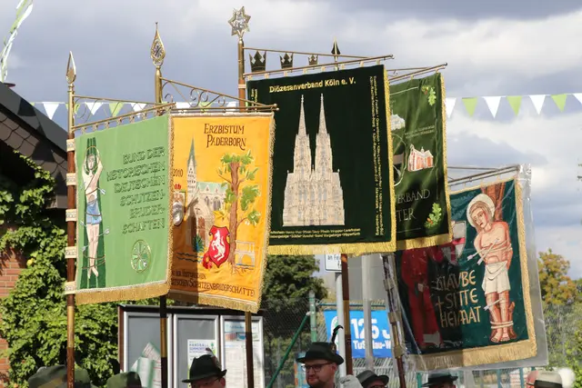 Im Wind flatterten die Standarten der nach Königsdorf gekommenen Diözesanverbände.  | Foto: WHM