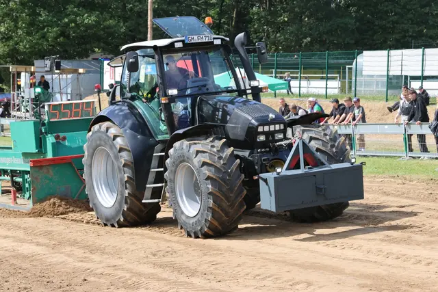 Ein spannendes Highlight: Traktorpulling.  | Foto: Michael Kupper