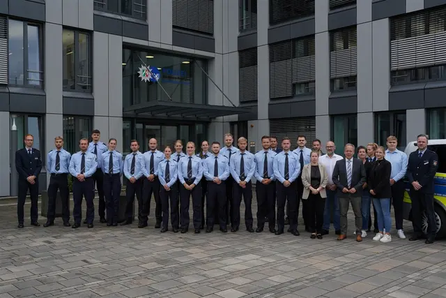 Die neuen Polizistinnen und Polizisten wurden in Gummersbach empfangen.  | Foto: Kreispolizeibehörde Oberbergischer Kreis