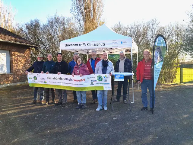 Vertreterinnen und Vertreter des KlimaBündnisses Rhein-Voreifel präsentieren ihr Banner bei einer gemeinsamen Aktion: Unter dem Motto „Ehrenamt trifft Klimaschutz“ bündeln zahlreiche Organisationen ihre Kräfte für eine klimaneutrale und lebenswerte Zukunft. | Foto: privat