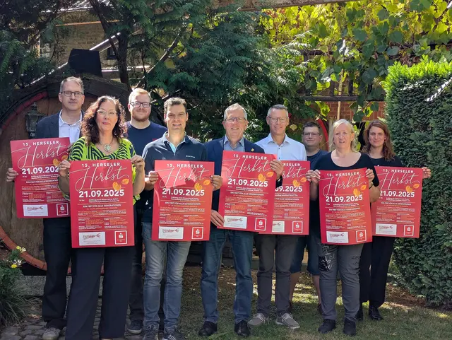 Die Vorfreude ist groß: Gemeinsam mit Bürgermeister Christoph Becker (5. von links) und Wirtschaftsförderer Sebastian Römer (6. von links) stellten Teilnehmer und Organisatoren das Programm vor. | Foto: fes