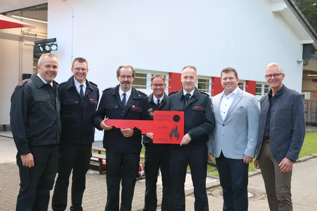 Ein große rote symbolische Schlüssel zur Eröffnung des Neubaus für die Feuerwehr.  | Foto: Michael Kupper