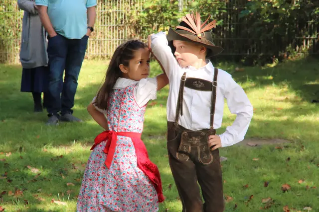 In bayerischer Tracht präsentierten die Kinder zur Grundsteinlegung Tänze. | Foto: Steimel