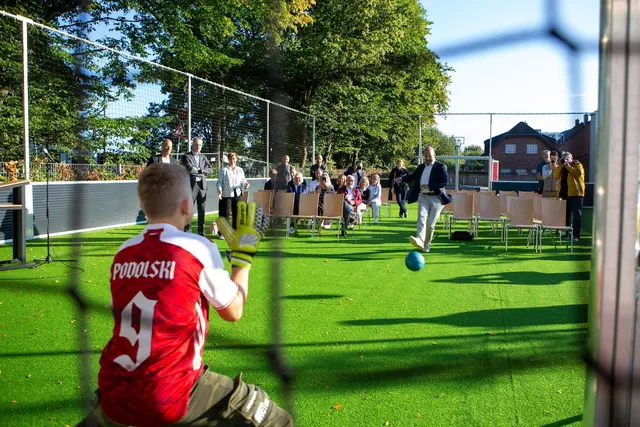 Landrat Frank Rock beim Torwandschießen gegen Schüler Tim – sportlicher Höhepunkt der Einweihung des neuen Schulhofs der Albert-Einstein-Schule in Frechen.  | Foto: Daniel Steh