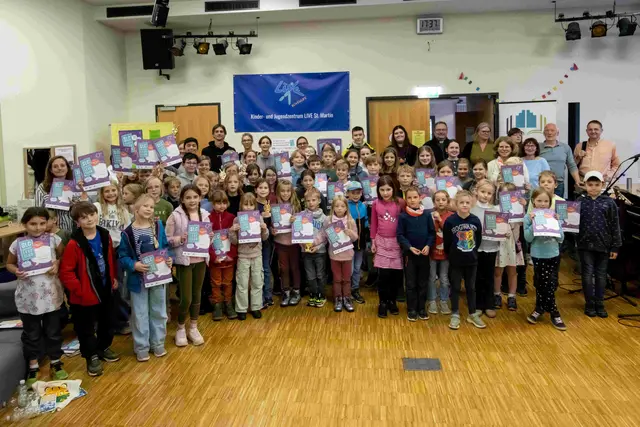 Teilnehmerinnen und Teilnehmer des Sommerleseclubs 2025 der Öffentlichen Bücherei St. Martin bei der Abschlussfeier mit Urkunden und Lese-Oskars.  | Foto: Privat