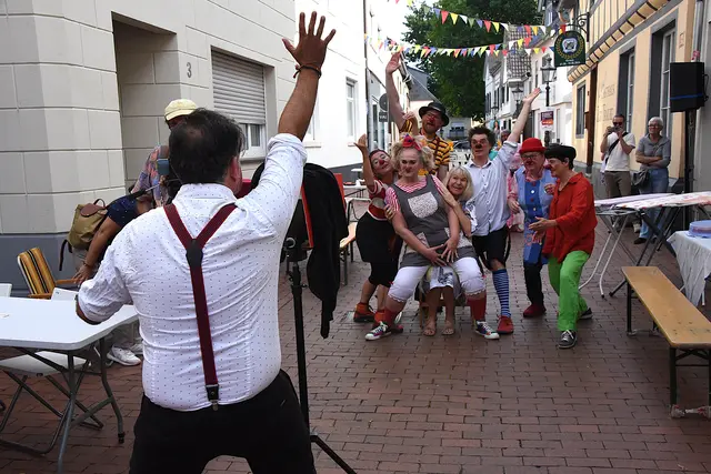 Die Clowns der Gruppe Compagnia Nasenspiel sorgten auf der Lannesdorfer Straßen beim dort erstmals veranstalteten Bunten Dinner für Aufsehen.  | Foto: AS