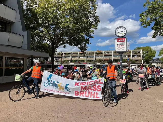 „Uns gehört die Straße: Etwa 200 Menschen nahmen an der fünften Kidical Mass in Brühl teil, | Foto: Aktionsbündnis