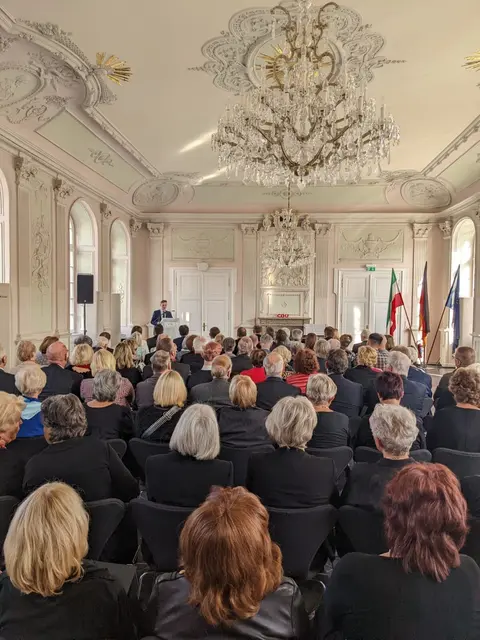 Rund 120 Gäste folgten der Einladung der CDU-Fraktion in der Landschaftsversammlung Rheinland sowie der CDU-Ortsverbände Pulheim-Mitte und Brauweiler zur traditionellen Feierstunde im Kaisersaal der Abtei Brauweiler. Die Festrede hielt die Landtagsabgeordnete Romina Plonsker.  | Foto: CDU