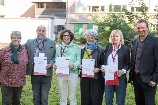 Frisch gebackene Cicerones und Ciceronae: Birgit Landsberg (links), Leiterin der Bonn-Information, und Dr. Erich Claßen (rechts), Leiter der Bodendenkmalpflege im Rheinland, gratulieren den Gästeführer*innen Dieter Hering-Schacht, Gabriele Zöller, Ulrike Kemper und Hilde Niehus zum Zertifikat.  | Foto: LVR-Amt für Bodendenkmalpflege im Rheinland / Marcel Zanjani