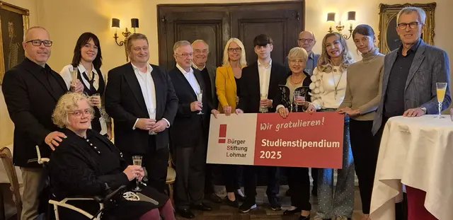 Großer Bahnhof für den Stipendiaten: v.li Stephan und Iris Patricia Maibaum, Johanna Vey, Michael Funke, Joachim Schwellenbach, Friedhelm Lemmer, Claudia Wieja, Moritz Maibaum, Gabriele Willscheid, Reiner Krämer, Renate Krämer, Tatjana von la Valette und Prof. Dr. Franz Wingen (v.l.n.r.).  | Foto: BürgerStiftungLohmar