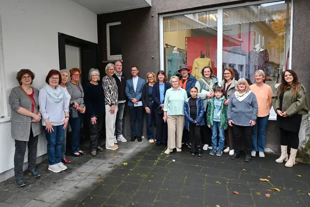 Maria Miethke (6.v.li.) und ihr Team konnten insgesamt 6.000 Euro aus Verkaufserlösen der Kleiderstube an insgesamt 13 Vereine und Organisationen verteilen. | Foto: Herkenrath
