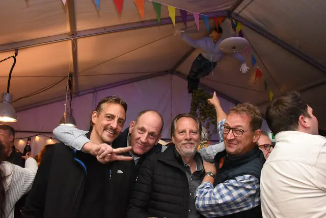 Hier freute sich Gereon Lindlar (r.), Vorsitzender des Ortsausschuss Plittersdorf, mit Mitgliedern des Ortsausschuss noch über den bestens gesicherten Zachaies am Kirmes-Zeltdach.  | Foto: AS