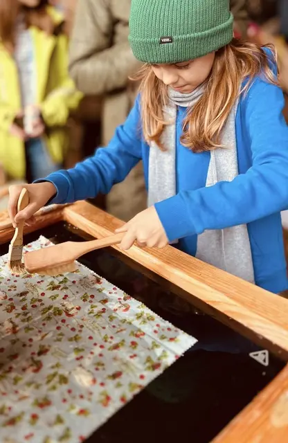 Schüler und Eltern arbeiten bereits an den Handarbeiten, die beim Herbstbasar erstanden werden können.  | Foto: Tomas Rodriguez