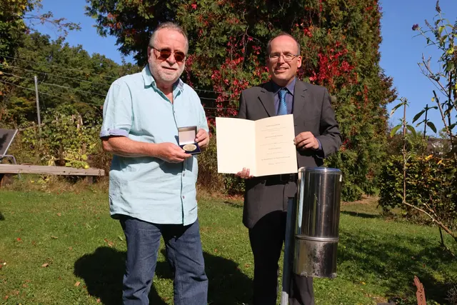 Christoph Buchen (l.) wurde für seine Verdienste von Jörn Bremer geehrt. | Foto: Michael Kupper