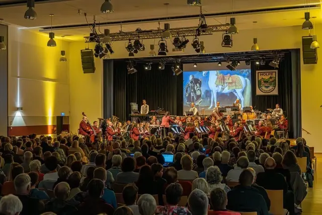 In der vollbesetzten Kulturstätte verzauberte der Musikkreis Holpe mit seiner Musik.  | Foto: (C) Musikkreis